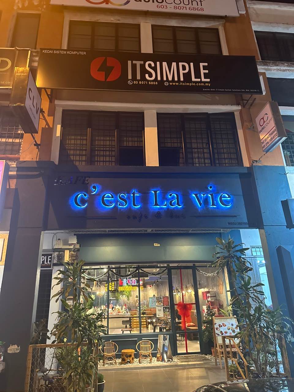 c'est la vie cafe exterior