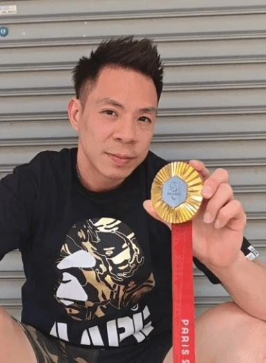 Cheah Liek Hou poses with gold medal