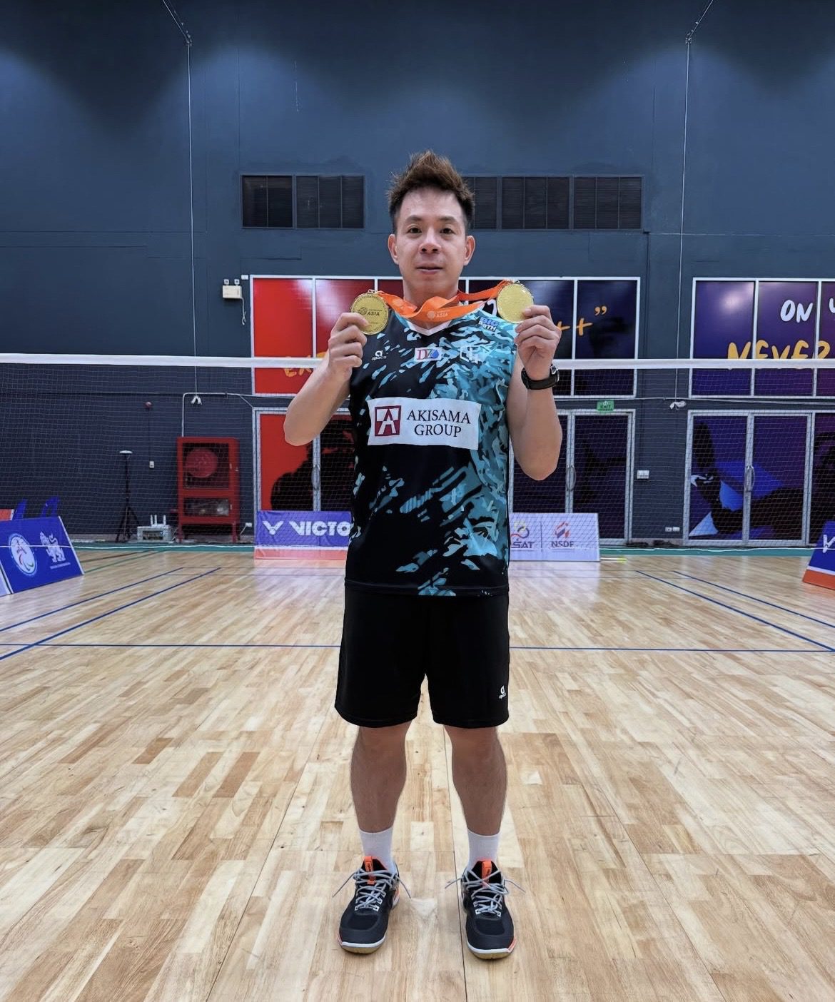 Cheah Liek Hou with medal at badminton court