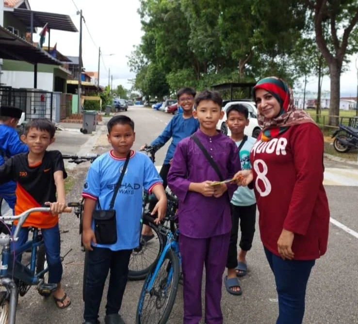 children giving their ang pow to an aunt