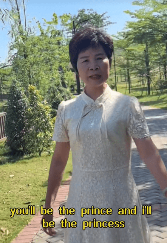 China aunty sings Taylor Swift's song in public