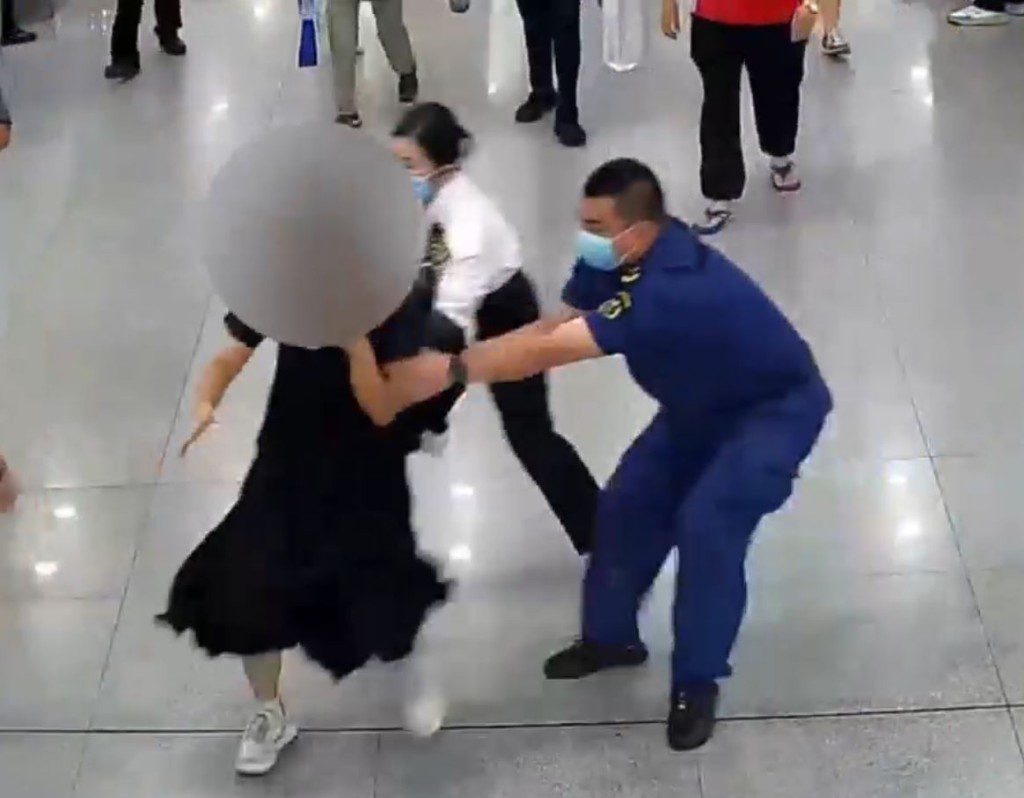 china couple tries to smuggle phones running away