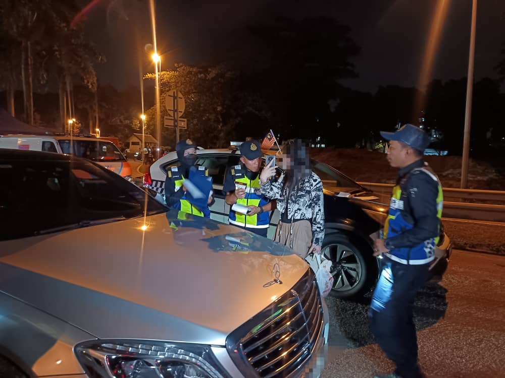 China woman having her Mercedes seized by JPJ