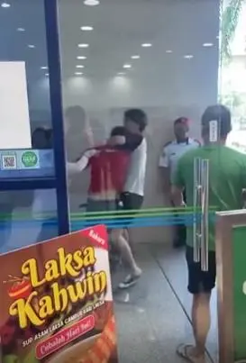 chinese couple cut queue 3