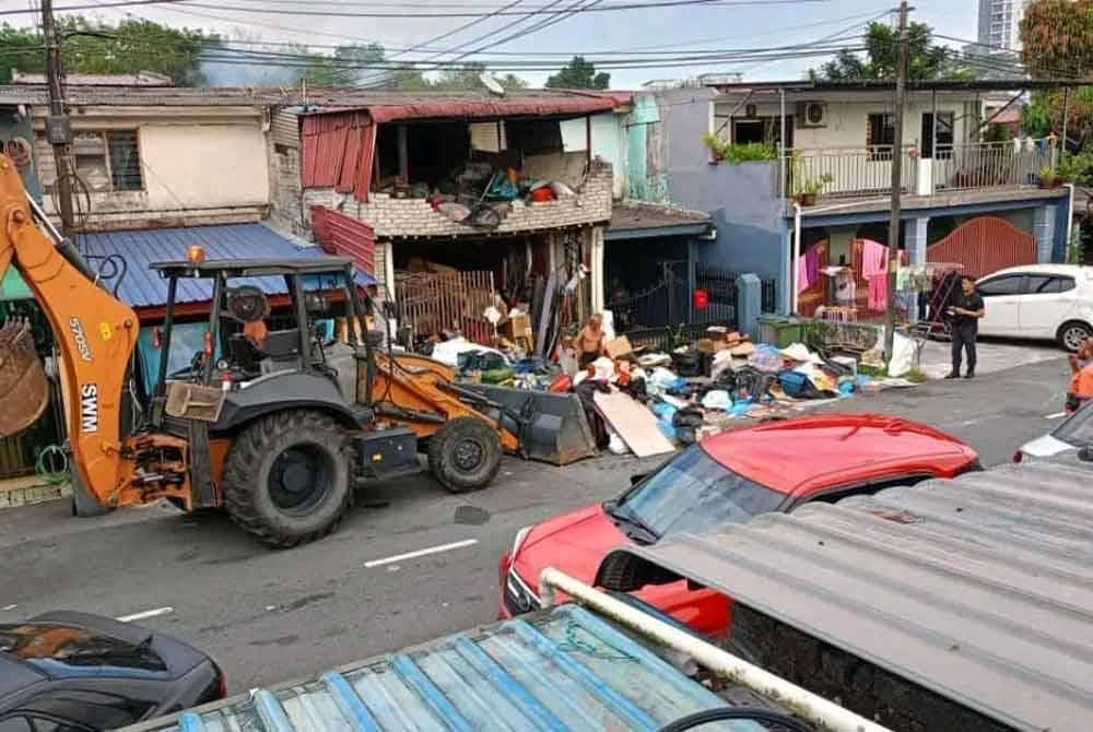 Cleaning the garbage dumpsite