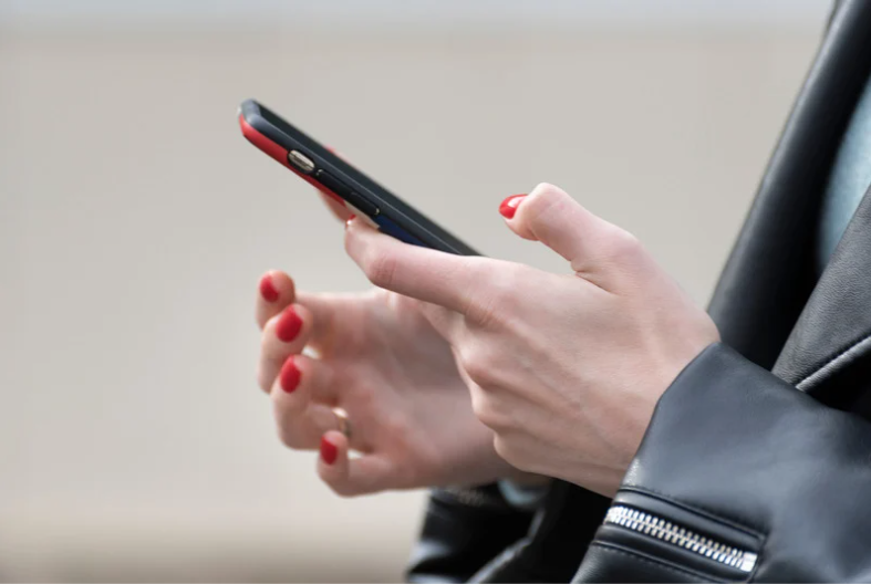 closeup of woman holding handphone