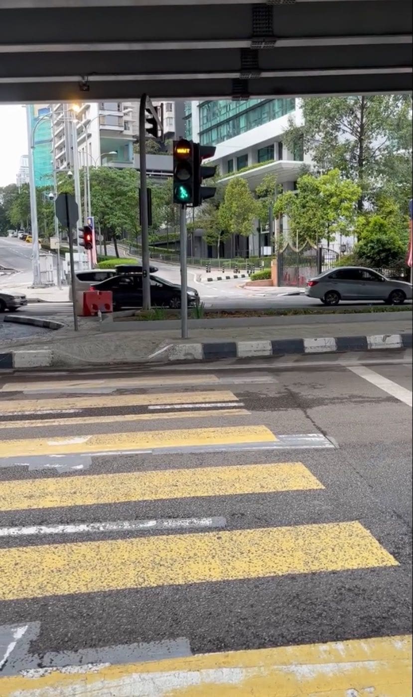M’sian Infuriated By Cars Refusing To Stop At Pedestrian Crossing Near KLCC