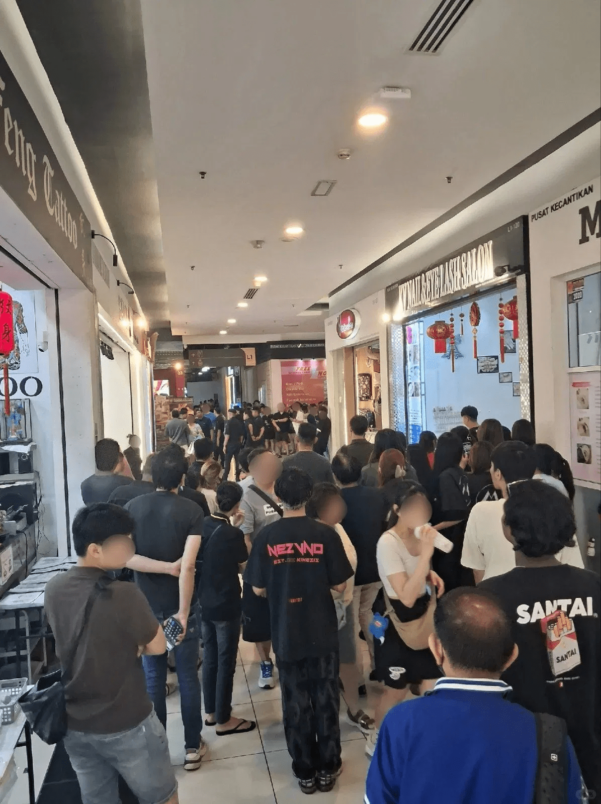 Crowd watches fight over spilled beer at JB mall