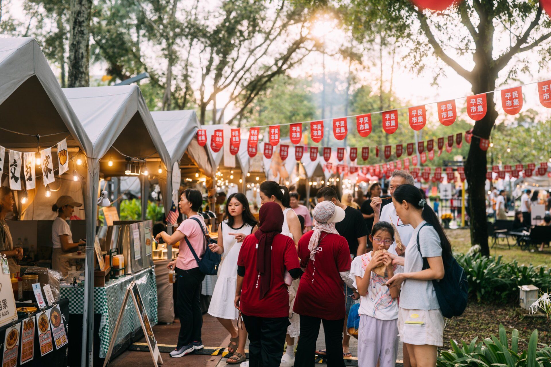 Crowds at Pingmin Market
