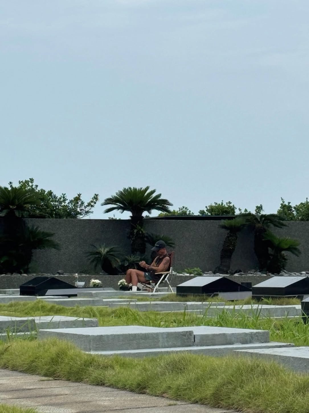 DJ Koo visits Barbie Hsu's grave