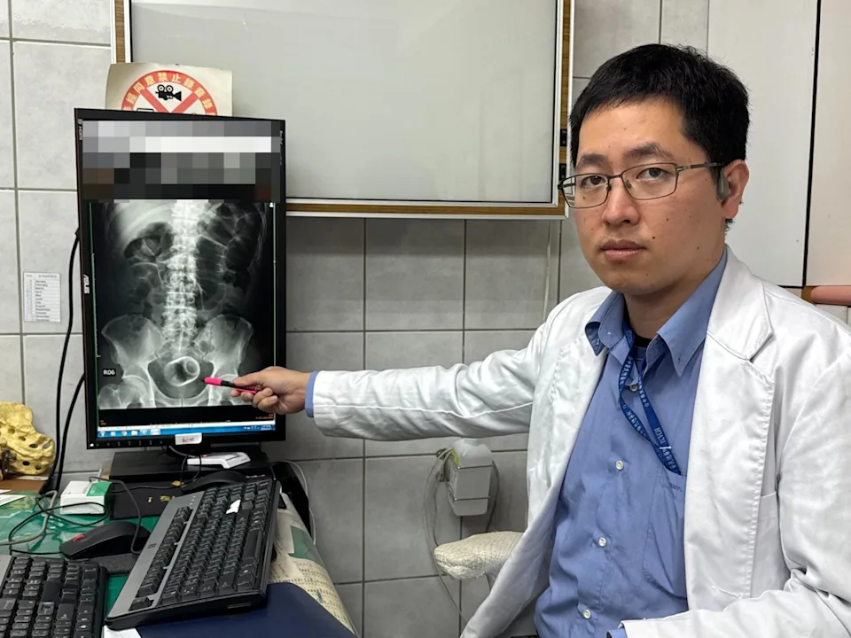 Dr Wu showing the picture