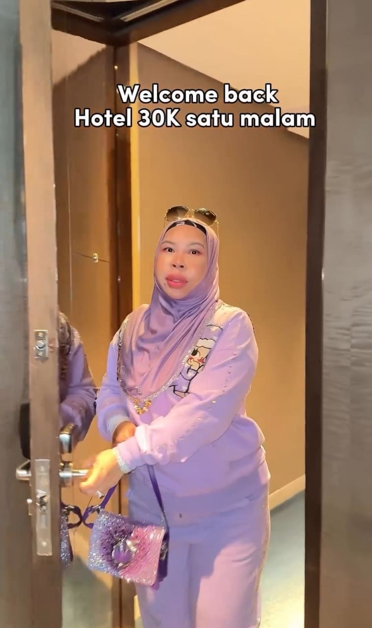 dsv opening a hotel door