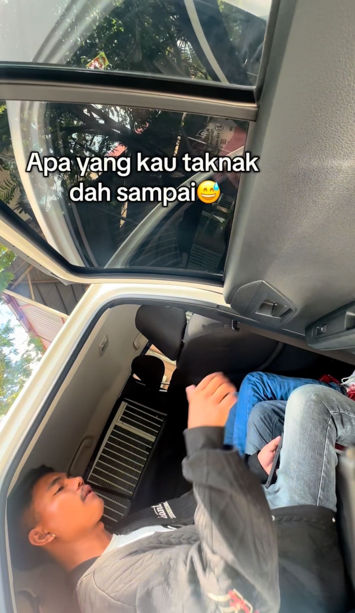 e-hailing driver wakes up sleeping passenger