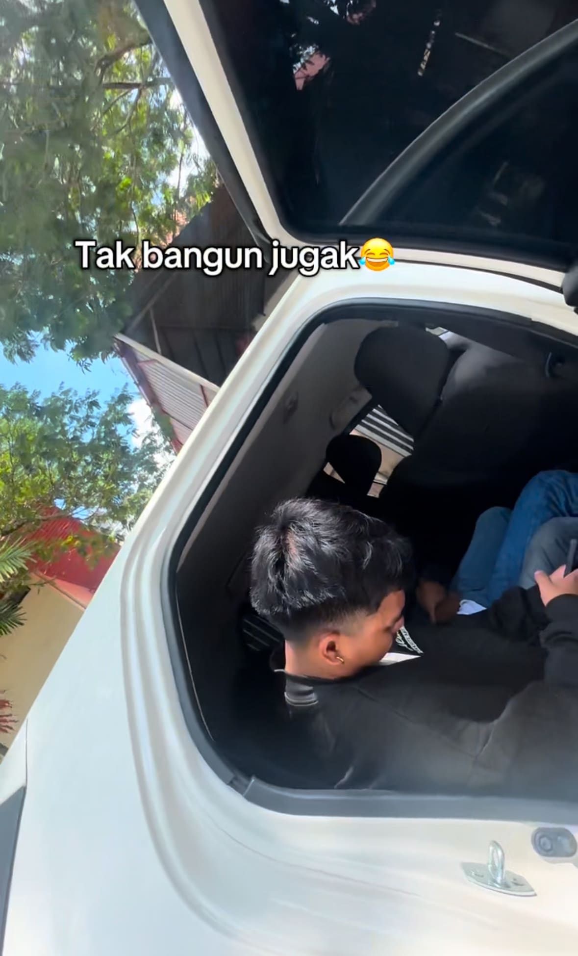 e-hailing driver wakes up sleeping passenger