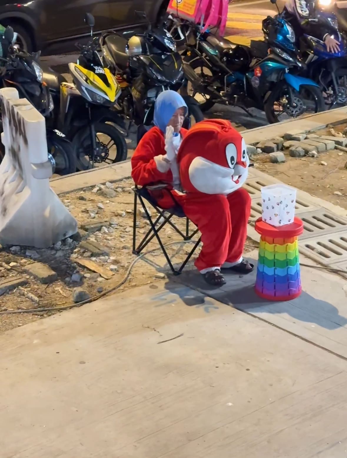 Elderly M'sian Woman Touches Hearts By Working Tirelessly As Rabbit Mascot