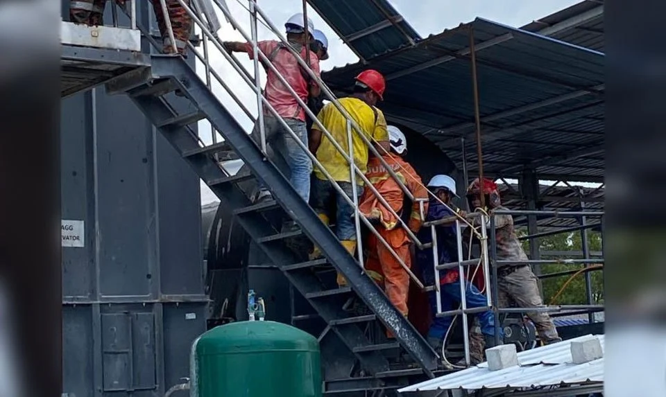 employee trying to help a man with JBPM