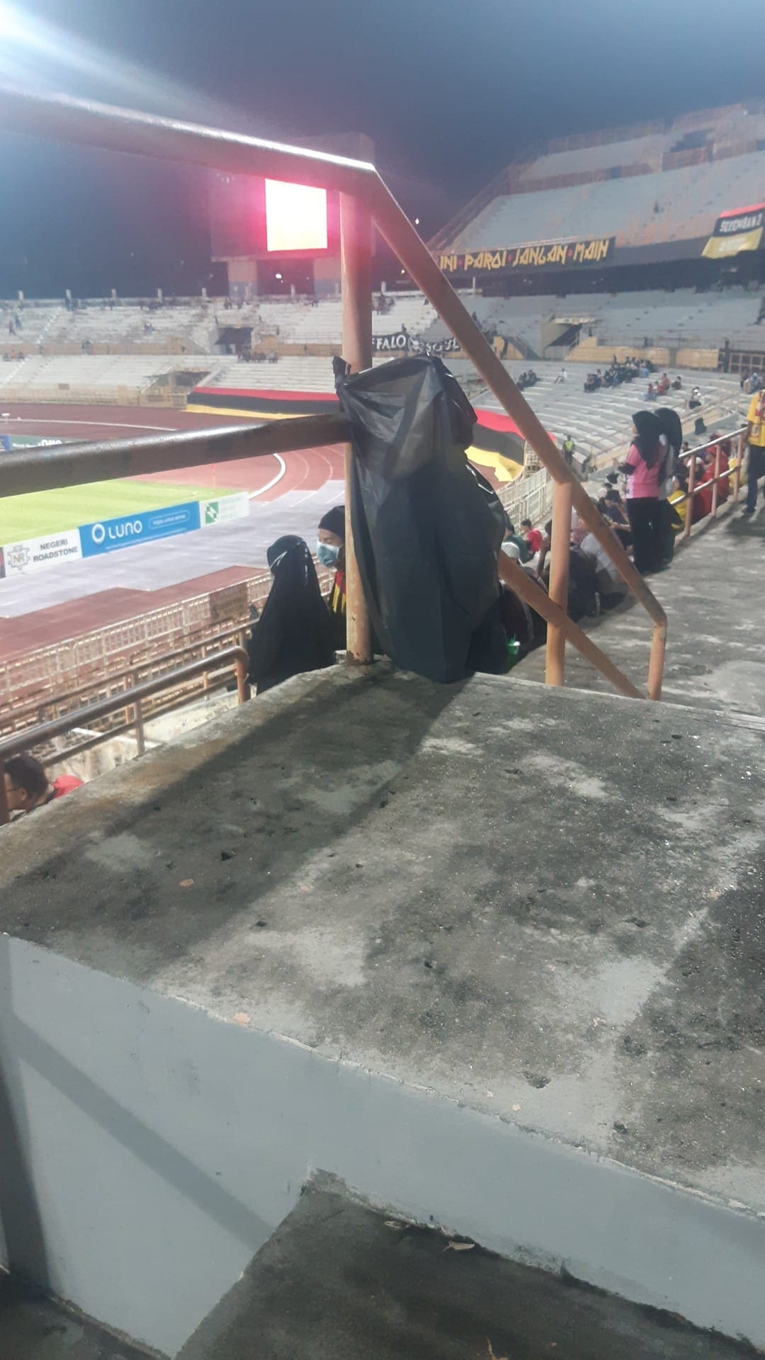 Netizens Defend Fans For Littering After Photos Of Stadium Covered With Trash Surfaces Online | Weirdkaya Netizens defend fans for littering after photos of stadium covered with trash surfaces online