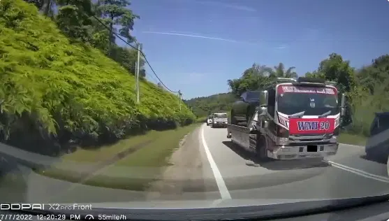 [video] pdrm convoy dangerously cuts into opposite lane to escort luxury cars on tow trucks | weirdkaya