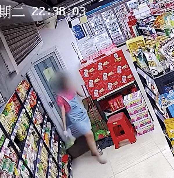 China Woman Steals Box Of Durian &Amp; Wolfs It Down Inside Toilet Within 3 Minutes | Weirdkaya Durian