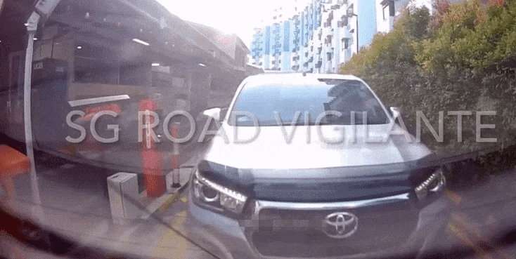 M'sian-Registered MPV Tries To Tailgate Car To Skip On Parking Fee, Gets Blocked & Forced To Reverse