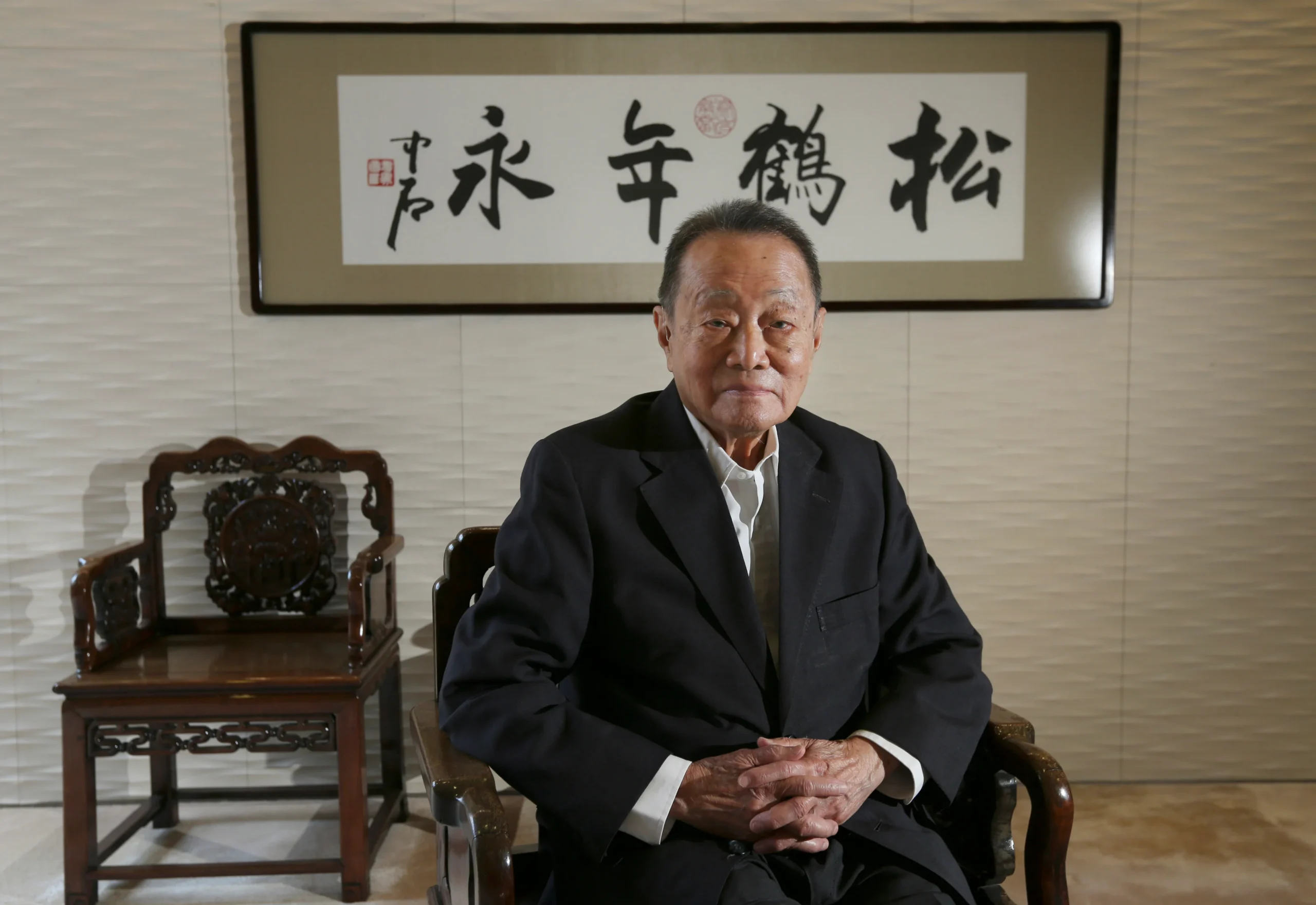Robert Kuok sitting 