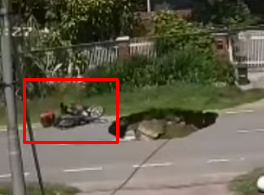 Motorcyclist almost fell into the sinkhole