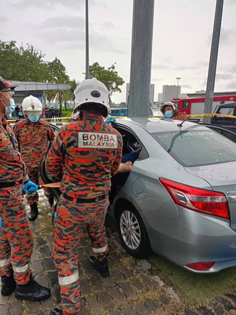 Firefighters find body of 43yo man inside Vios 2