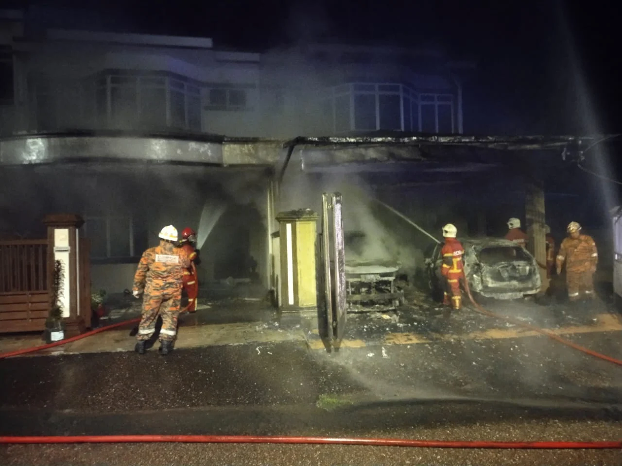 Firefighters saving Qiu's home