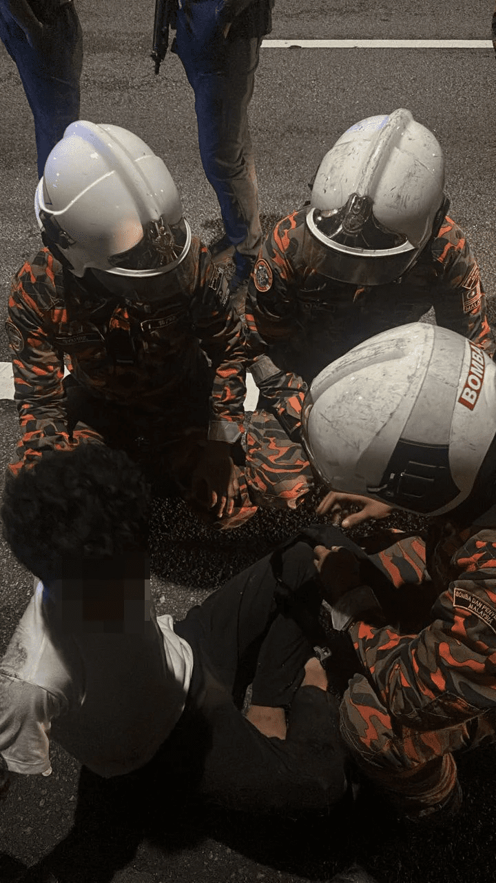 Firefighters talking to man who tried to jump from Penang Bridge 1