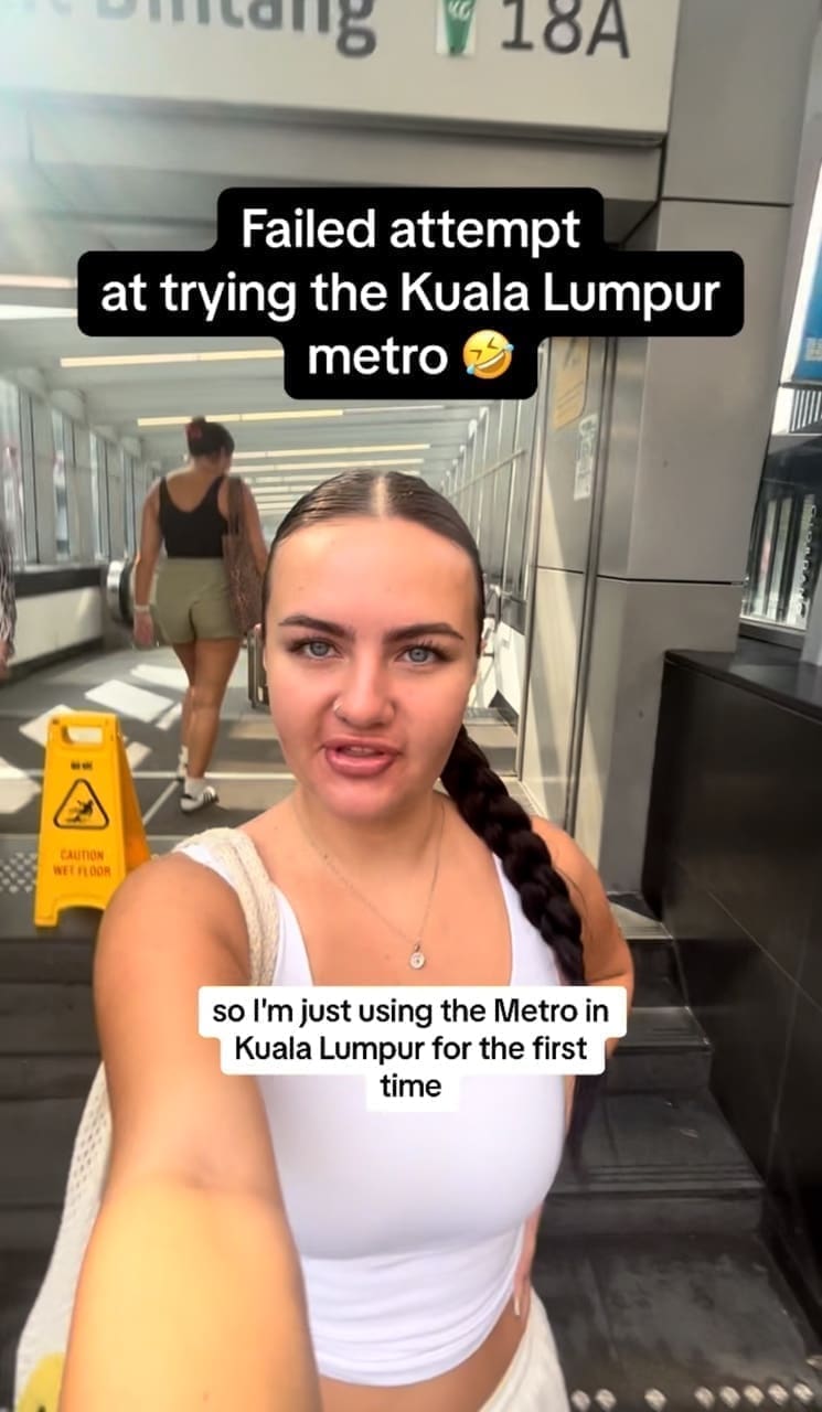 Foreigner saying its her first time taking mrt