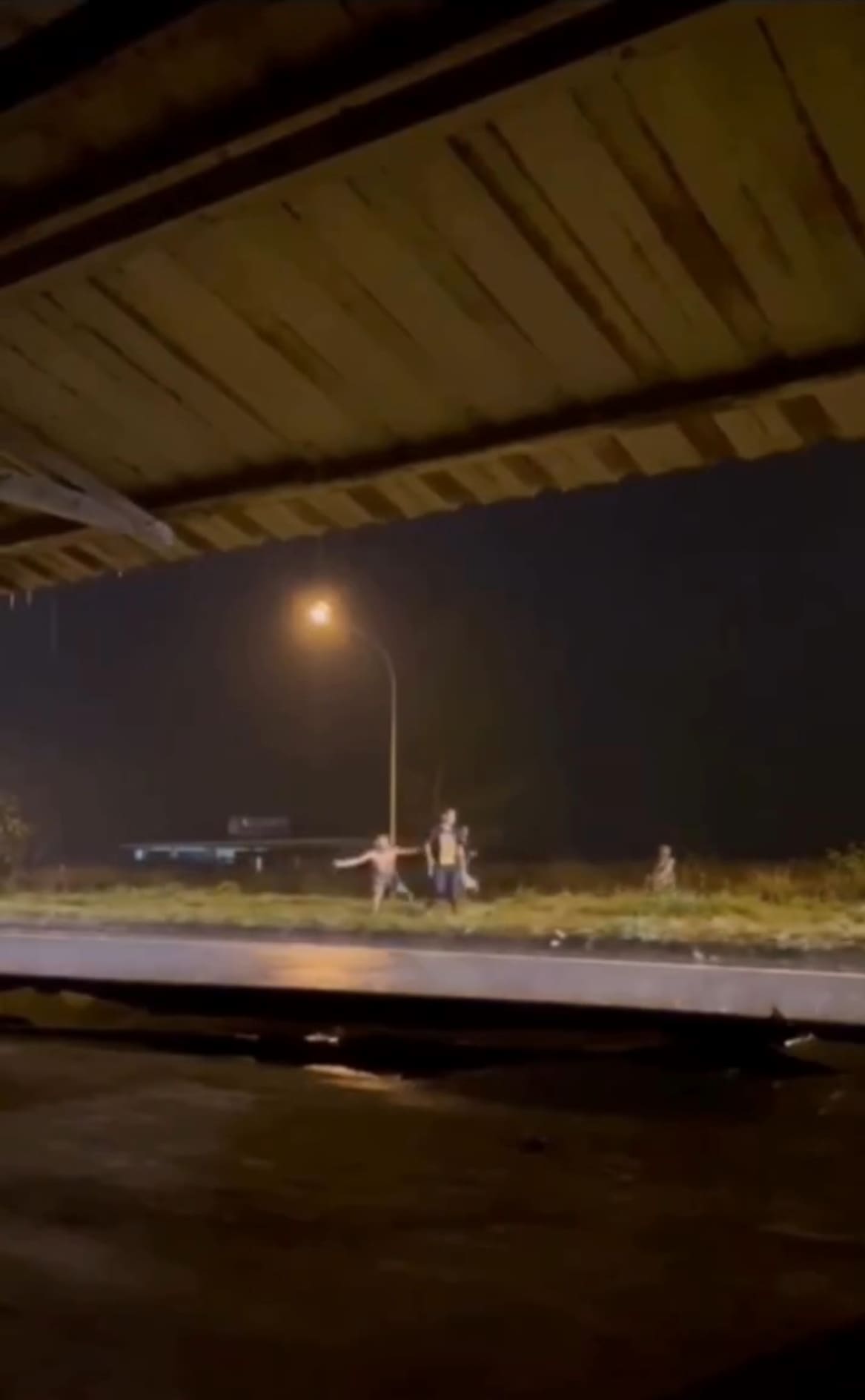 Group Of Men Run In Panic After Waving At M’sian Police Patrol Car In The Rain