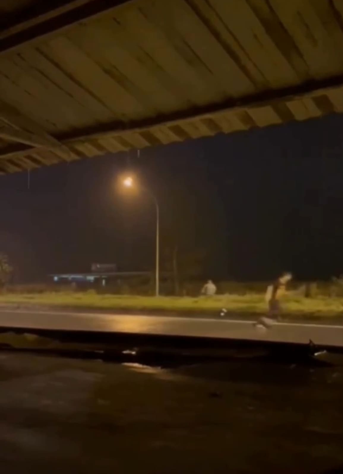 Group Of Men Run In Panic After Waving At M’sian Police Patrol Car In The Rain