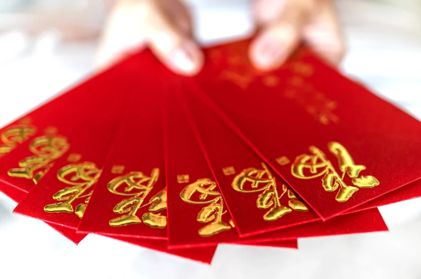 hand holding angpaus