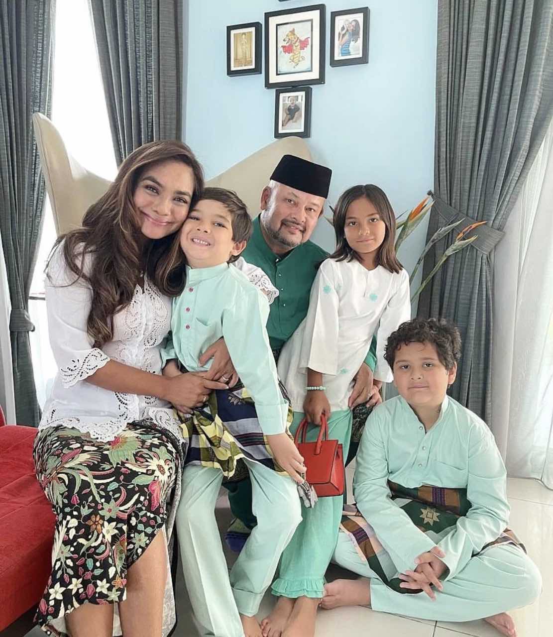 Harith Iskander's family photo