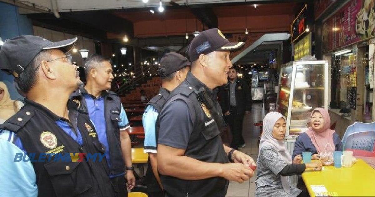 Health officials carrying out Ops at Kelantan food court