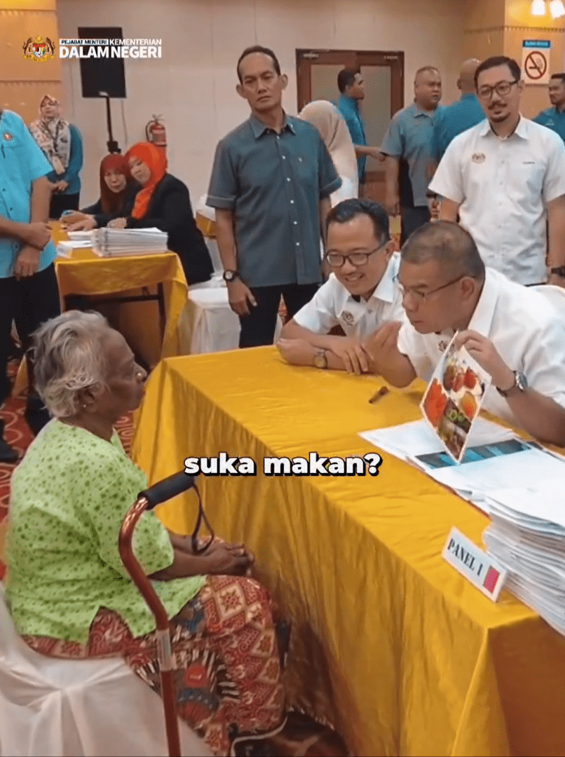 Home Minister Saifuddin Nasution testing old lady on her BM