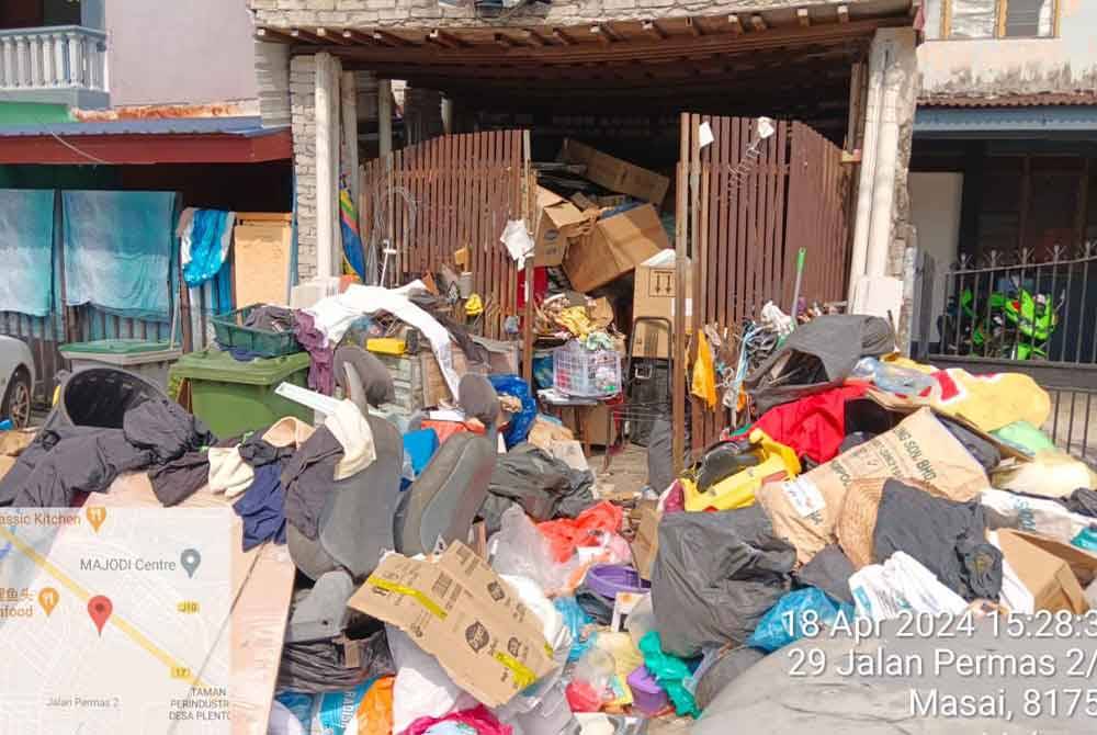 House with 2 tons of garbage