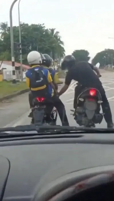mersing cop tries snatching keys