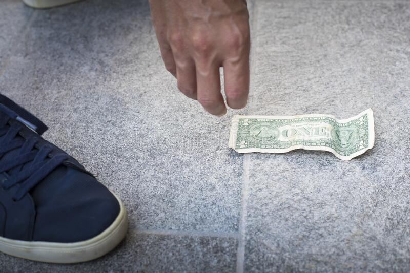 Us woman nearly dies after picking up $1 bill believed to be laced with fentanyl | weirdkaya