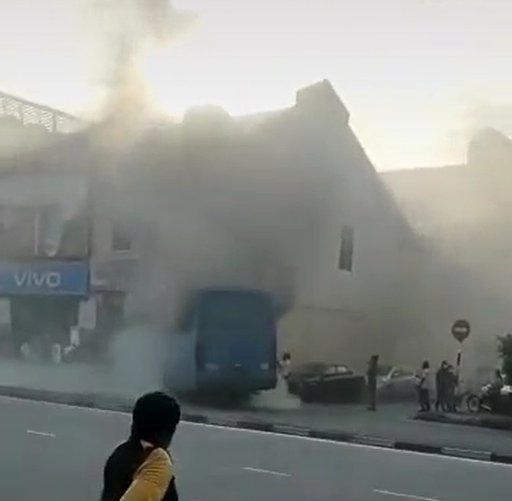 [video] factory bus bursts into flames in klang & sends workers running | weirdkaya