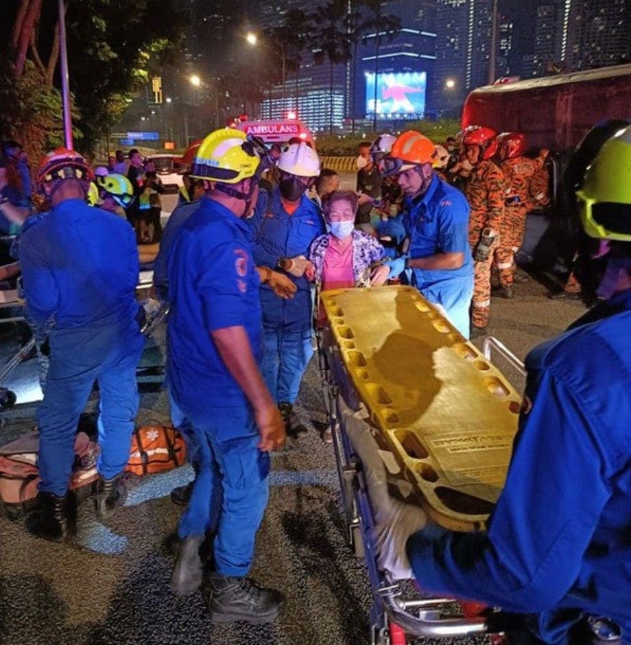 18 Injured In Double Decker Bus Accident At Damansara Highway | Weirdkaya 18 injured in double decker bus accident at damansara highway | weirdkaya