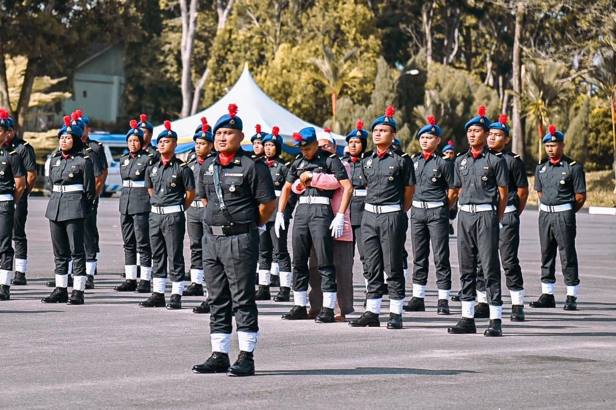 Elderly Man Praised For Supporting His Nephew Who Fainted At Govt’ Parade | Weirdkaya 'abah' supporting nephew when he fainted at ministry parade