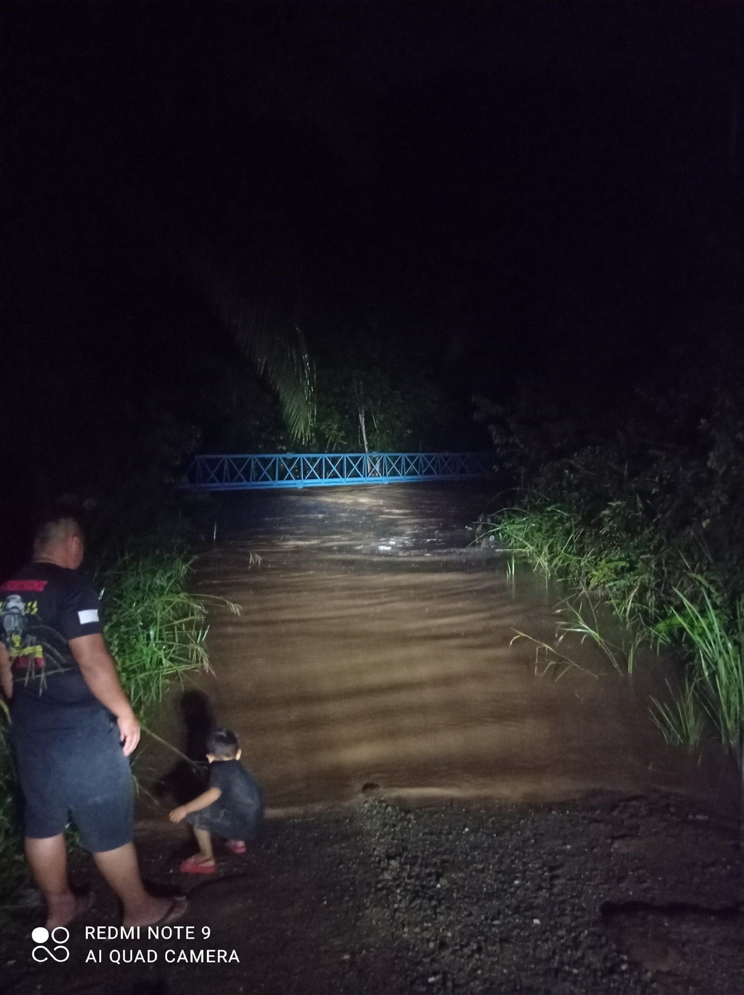 Keningau Students Precariously Cross A River By Using Pipeline