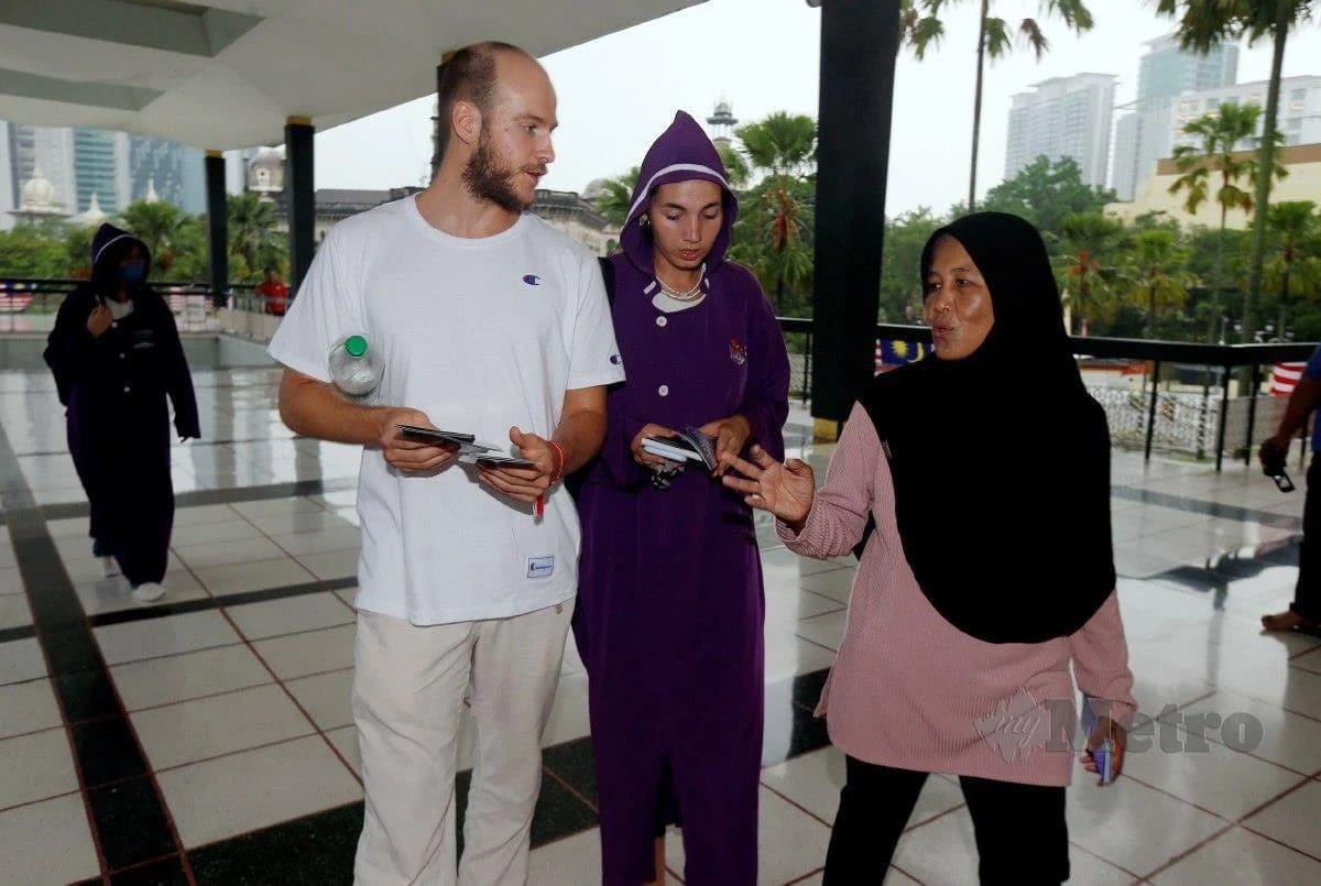 Kak Ning talking to tourists