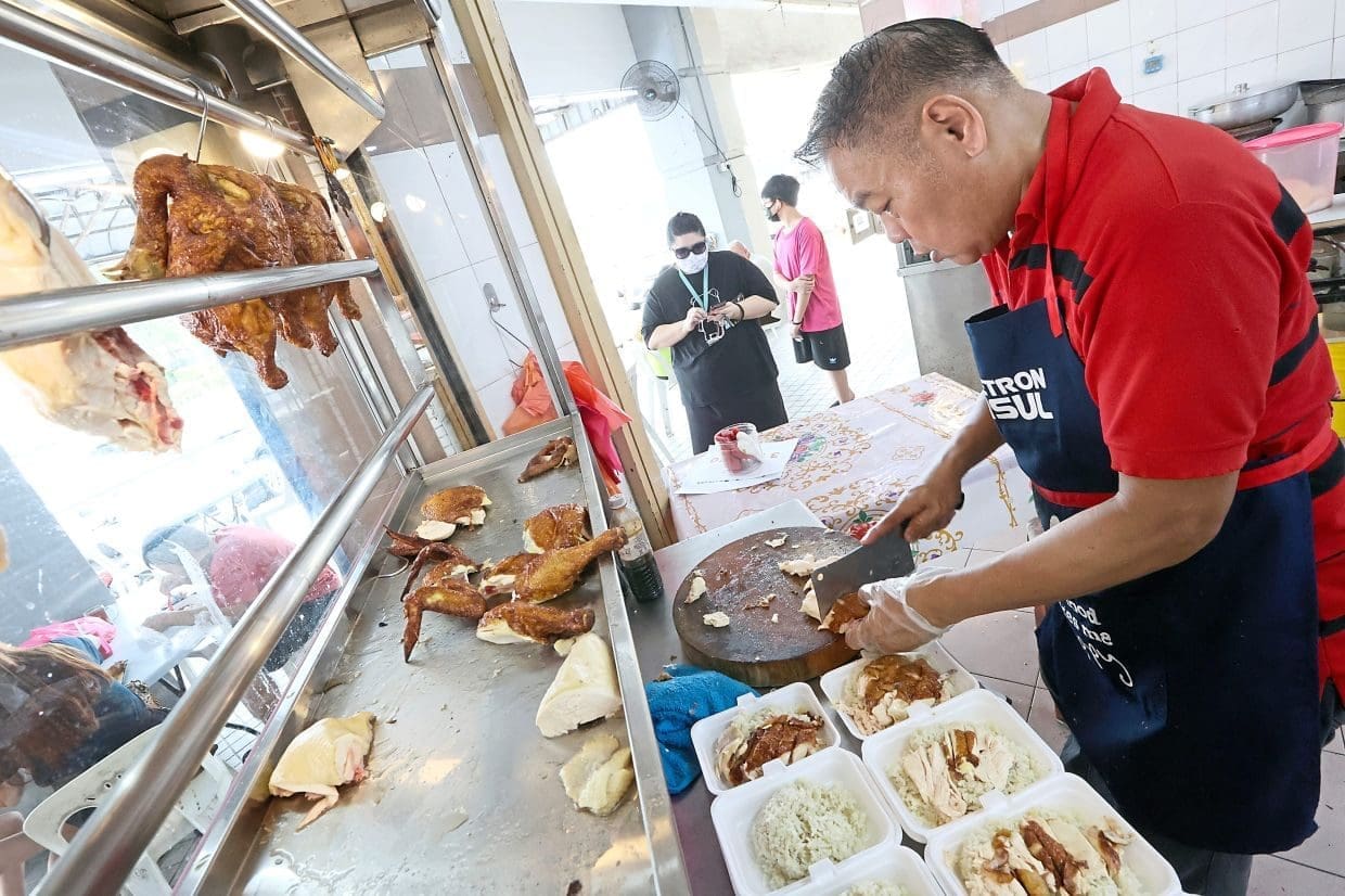 Sam Seow selling chicken rice