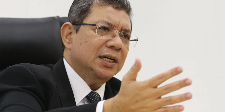 Pn's saifuddin abdullah called out for allegedly plagiarising aoc's campaign video
