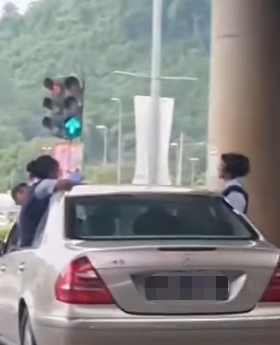 [video] three schoolchildren spotted sticking themselves out from car window | weirdkaya