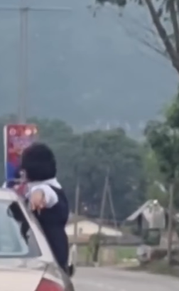 [video] three schoolchildren spotted sticking themselves out from car window | weirdkaya