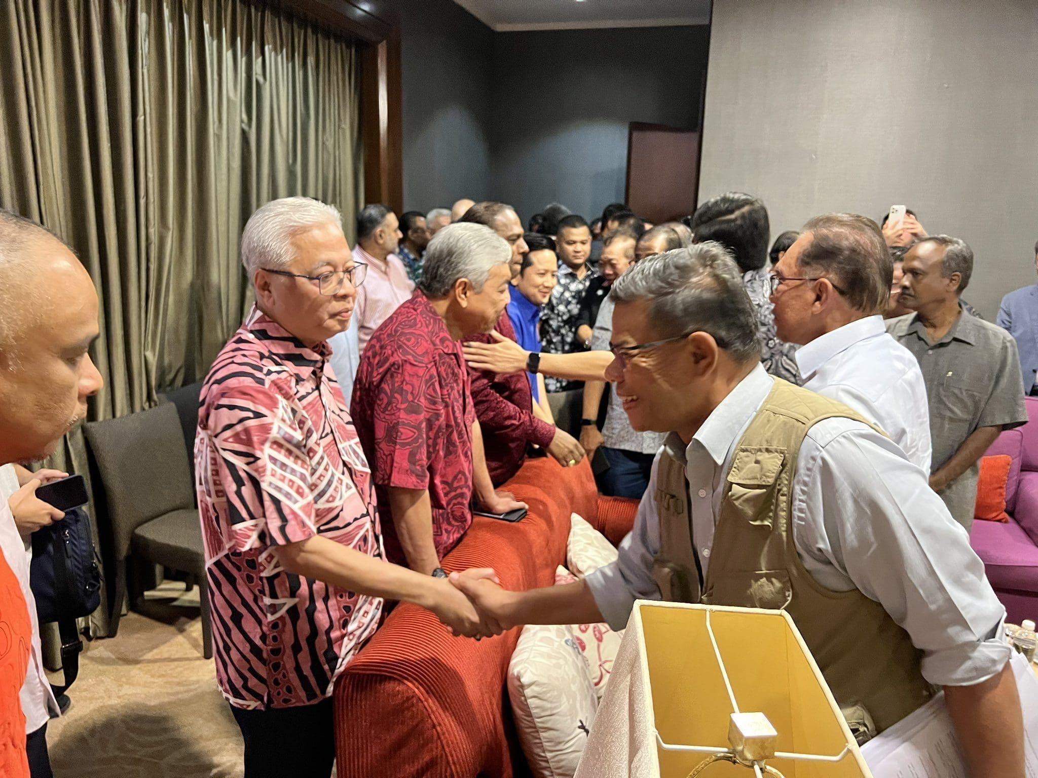 "Zahid Be Looking Good" — M'sians Are Now Stanning BN Chairman Following PH-BN Meeting