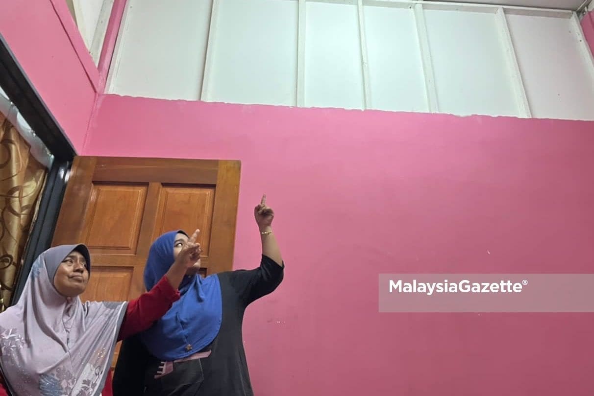 Som Mohamad Salleh and daughter points at ceiling